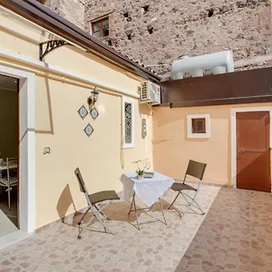 https://catania-central-apartment-with-terrace.taorminaitalyhotels.com